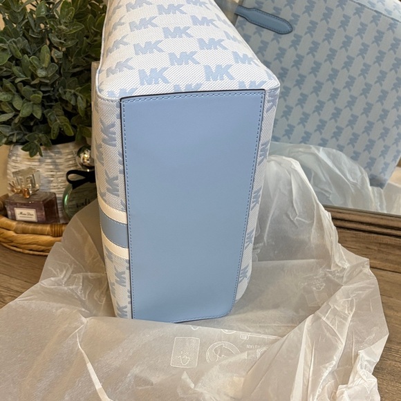 Michael Kors Vincent Logo Jacquard Tote Bag - Picture 3 of 4